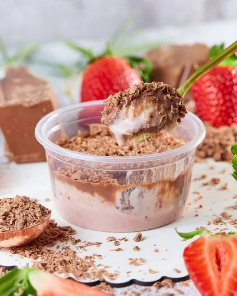 Bolo proteico DONUTRI no pote, com creme, raspas de chocolate e morangos