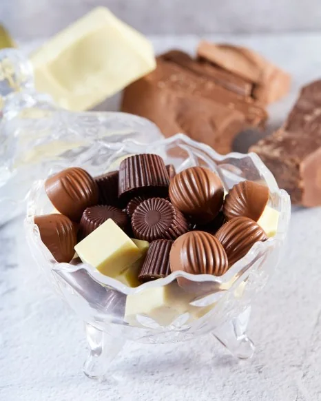 Bombons maciços DONUTRI em uma taça de cristal