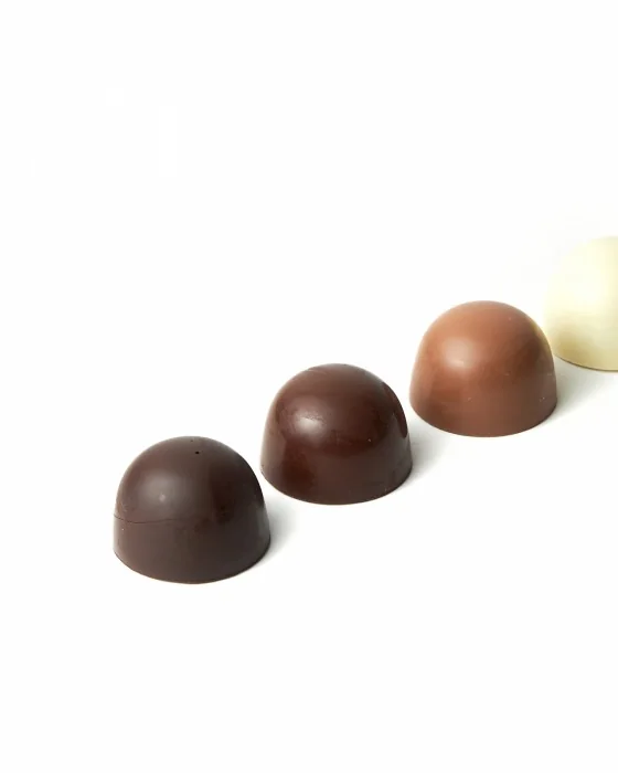 Trufas brigadeiro premium DONUTRI em chocolate amargo, ao leite e branco